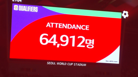 对得起观众吗韩国现场来了64000人，韩国现在1-1泰国...