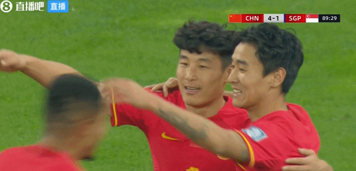 一手抱一个国足攻入第四球后，蒋光太抱起武磊和韦世豪